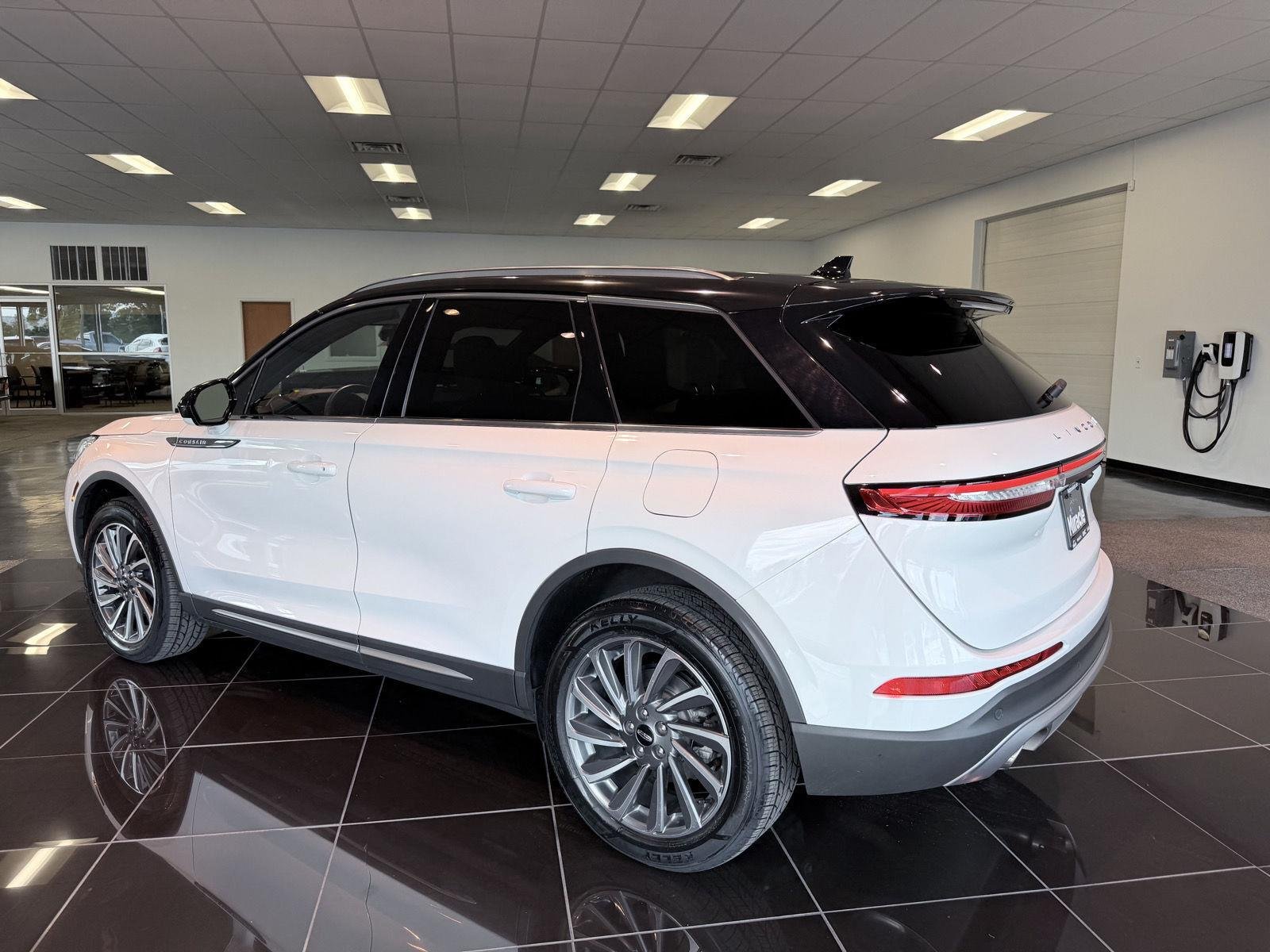 Used 2023 Pristine White Me Lincoln Reserve image 11