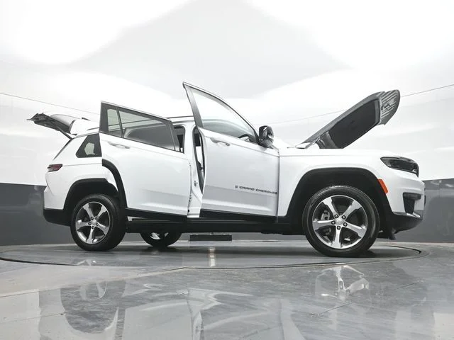 Used 2025 White Jeep Limited image 31