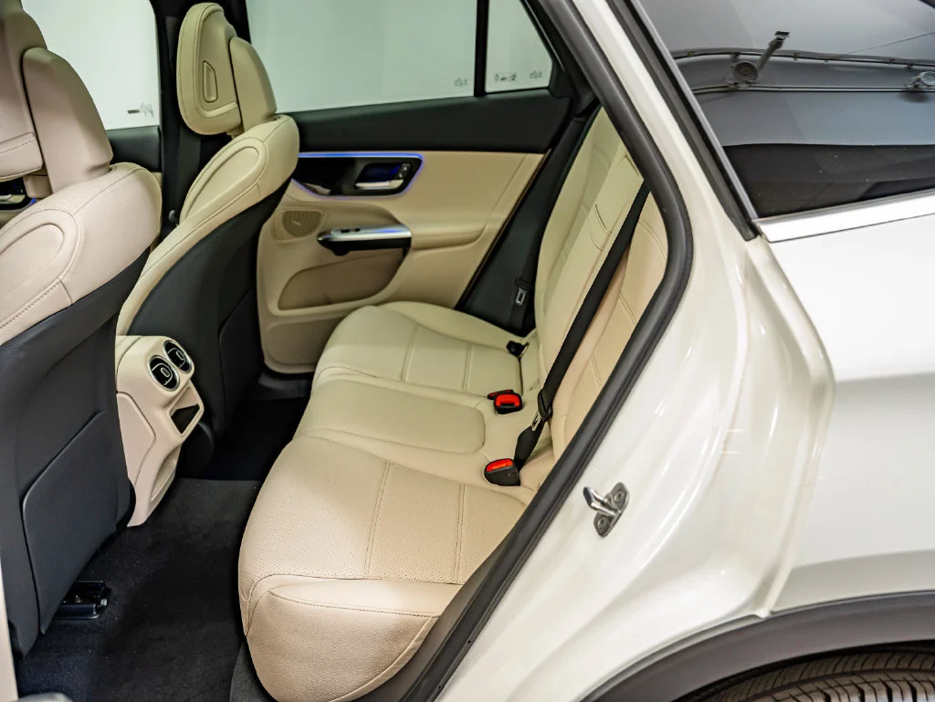New 2026 Polar White Mercedes-Benz GLC 300 image 35