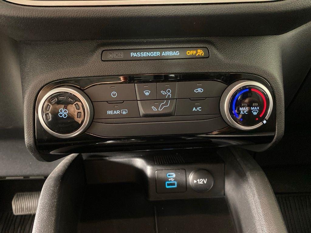 Used 2022 White Metallic Ford SE image 17