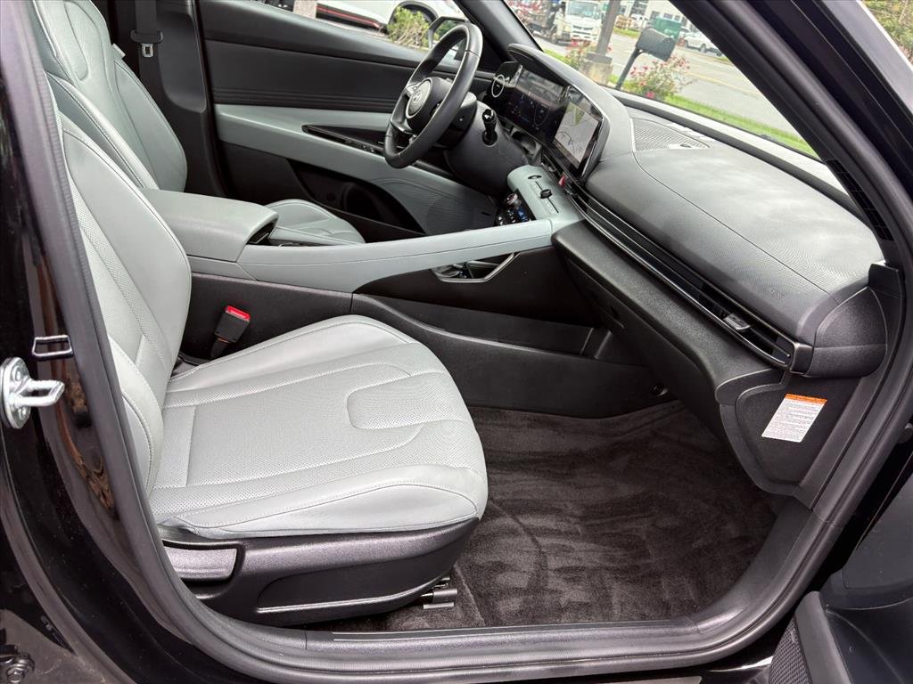 Certified Used 2025 Abyss Black Pearl Hyundai Limited image 17