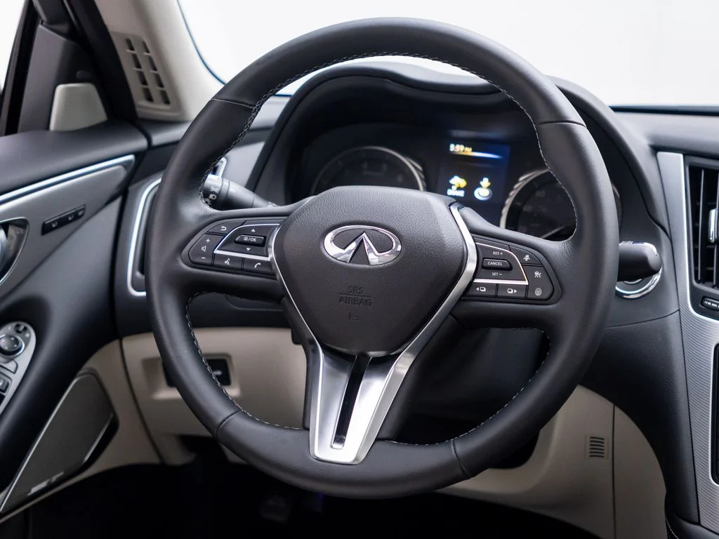 Used 2023 White INFINITI LUXE image 11