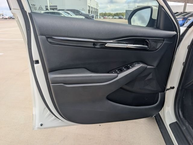 Used 2022 White Kia EX image 23