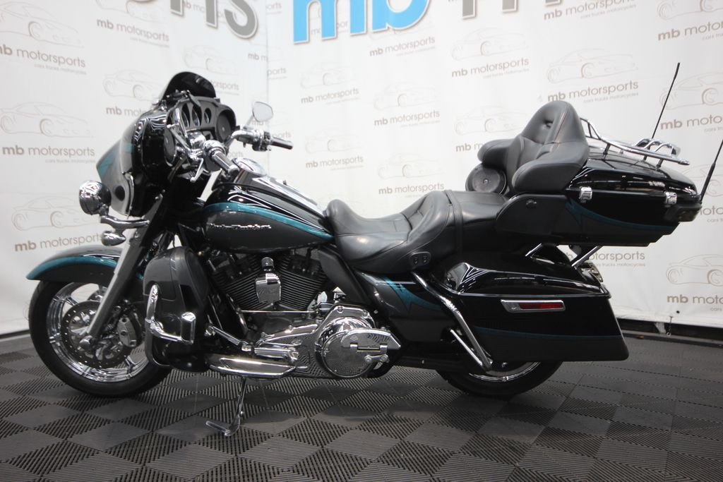 Used 2015 Gray Harley-Davidson FLHTKSE image 3