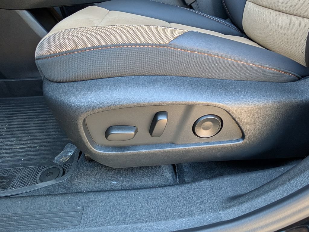 New 2027 Mosaic Black Metallic Chevrolet ACTIV image 11