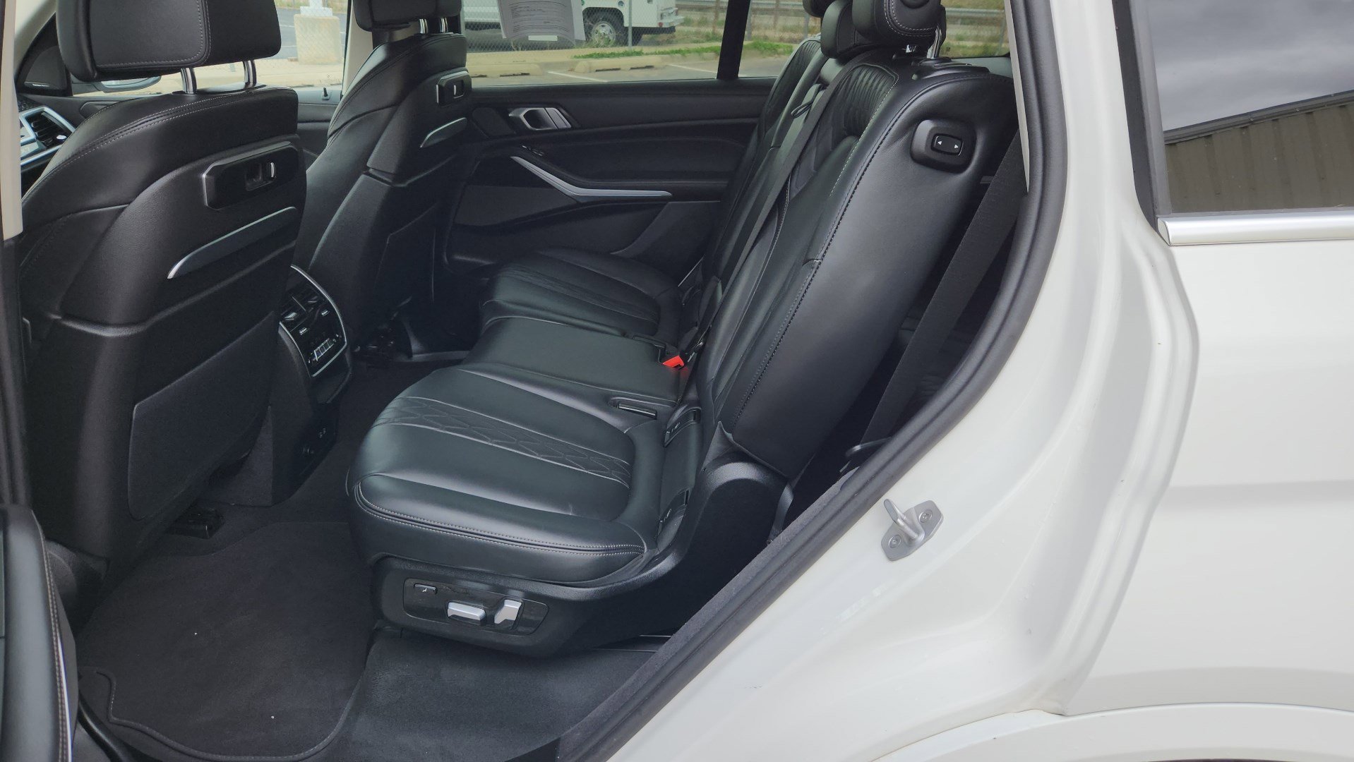 Used 2025 Alpine White BMW xDrive40i image 27