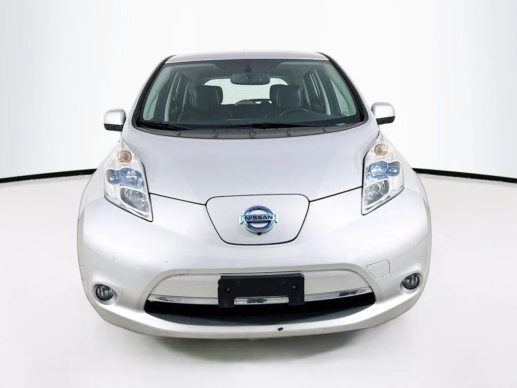 Used 2014 Brilliant Silver Nissan SL image 2