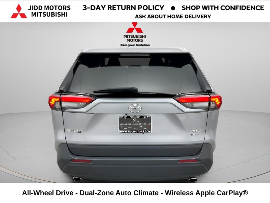 Used 2025 Silver Sky Metallic Toyota XLE image 5