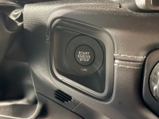 Used 2025  Jeep Mojave image 15