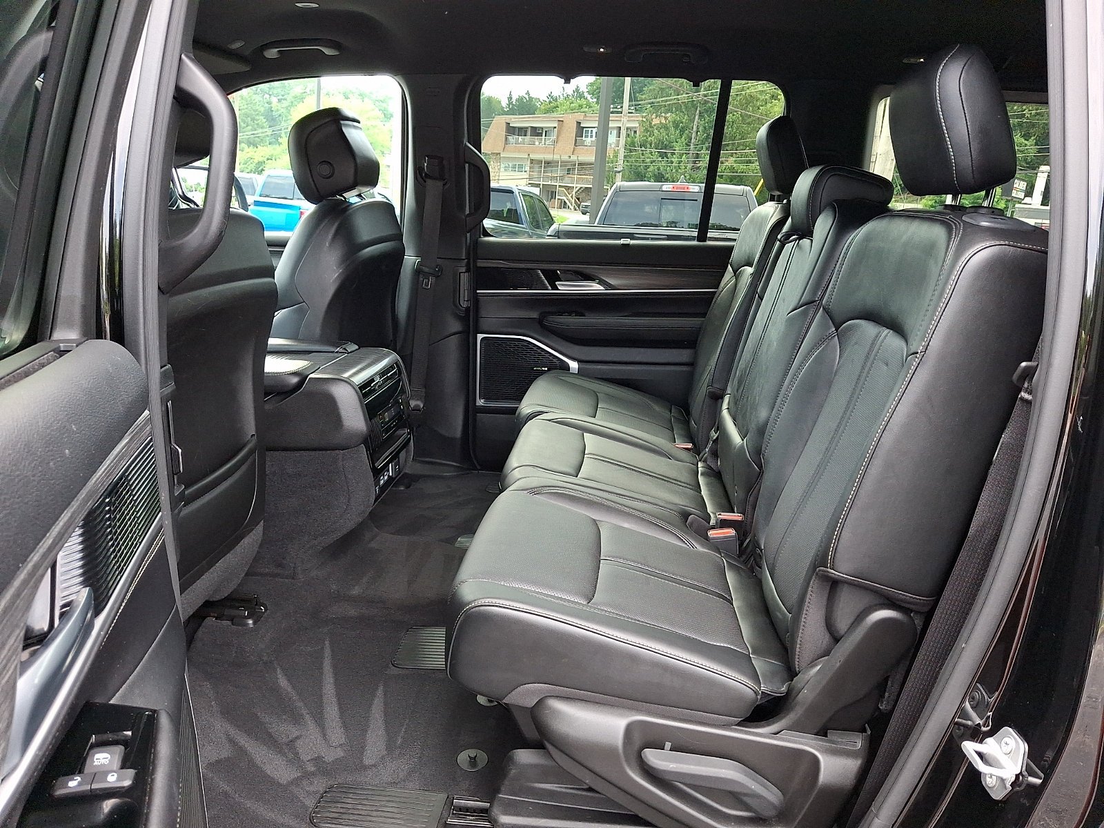 Certified Used 2023 Diamond Black Crystal Pearlcoat Jeep Series III image 10
