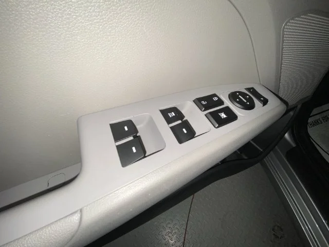 Used 2020 Silver Hyundai SE image 13