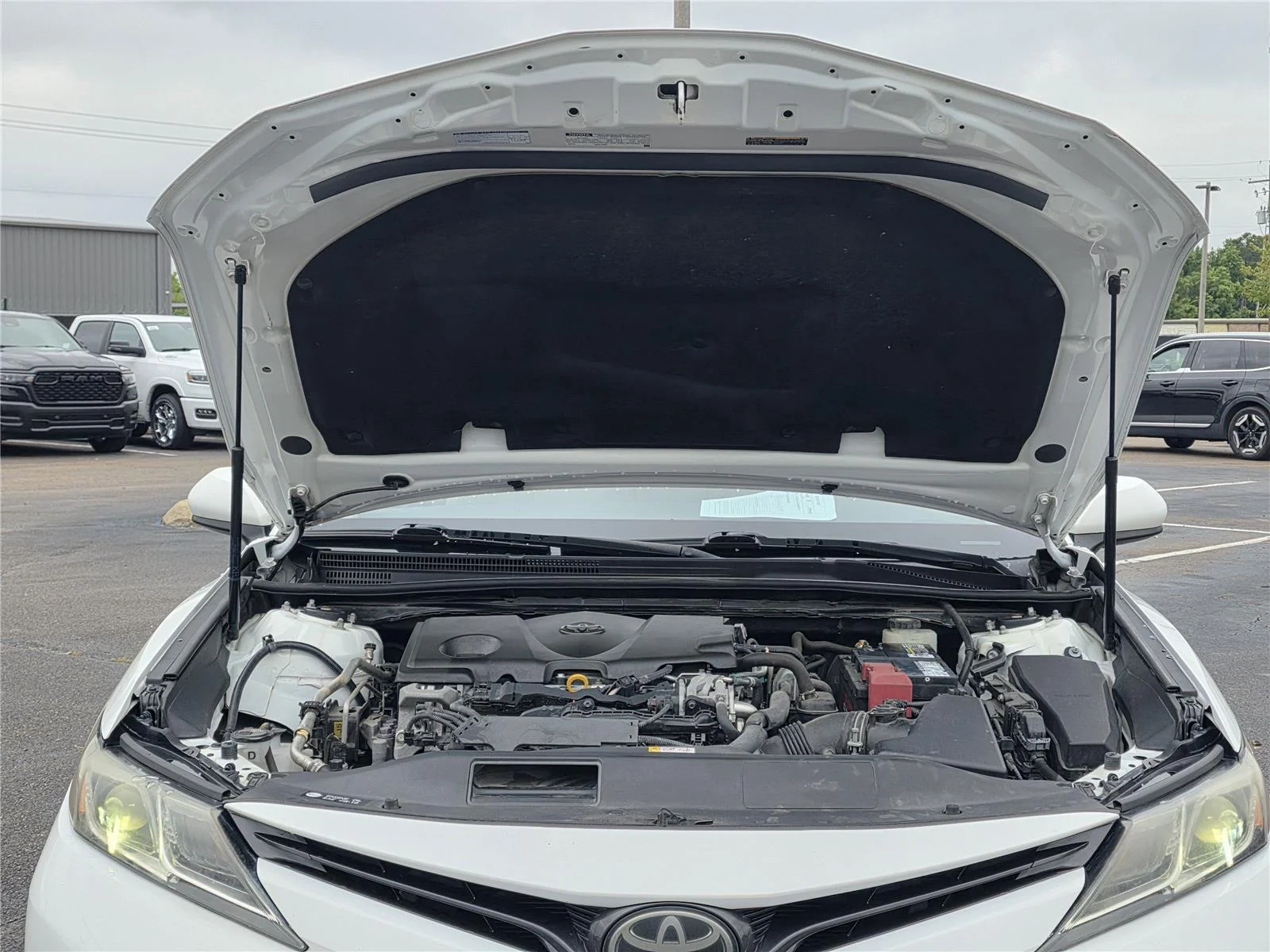 Used 2018 Super White Toyota LE image 30