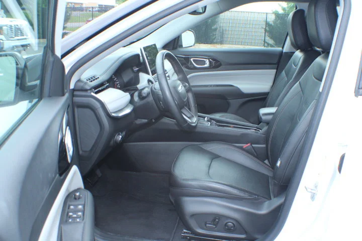 Used 2022 White Jeep Limited 4x4 image 12