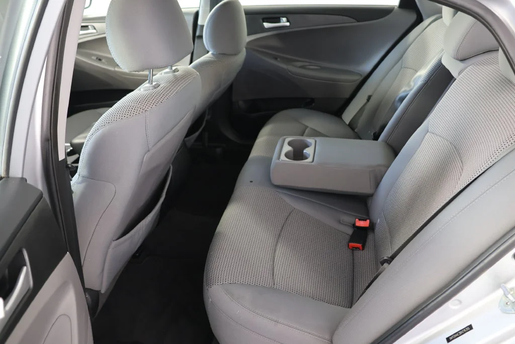 Used 2011 Radiant Silver Metallic Hyundai GLS image 18