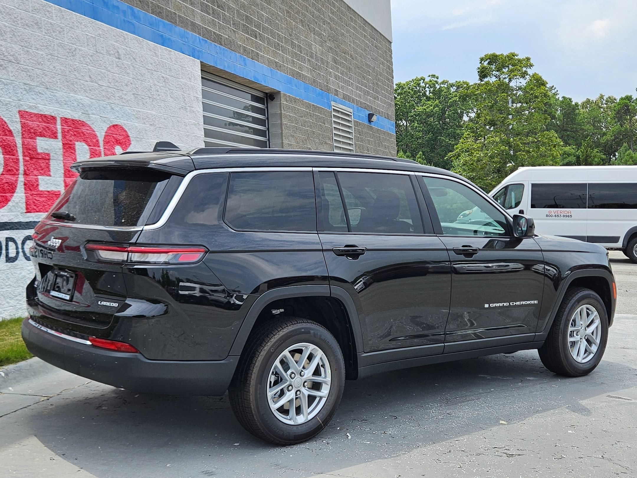 New 2026 Diamond Black Crystal Pearlcoat Jeep Laredo image 7