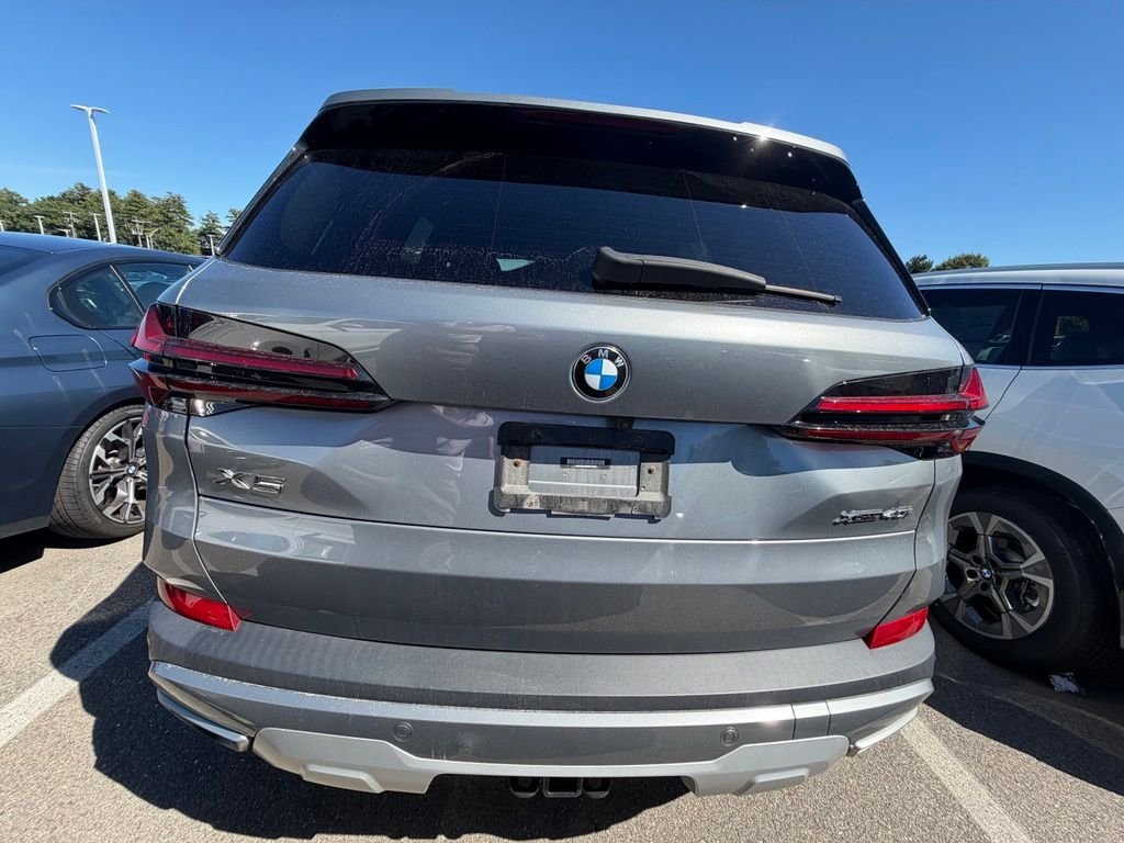 Used 2024 Skyscraper Grey Metallic BMW xDrive40i image 4