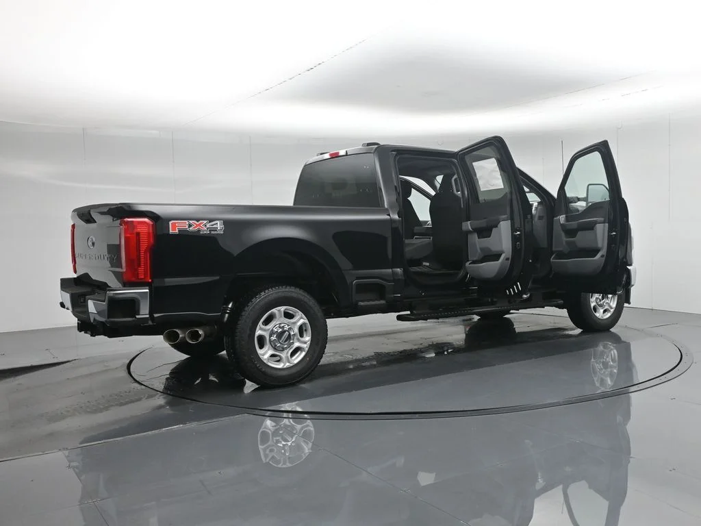 New 2026 Agate Black Metallic Ford XLT image 5
