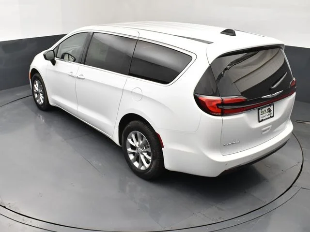 2026 Chrysler Pacifica Select - Photo 16