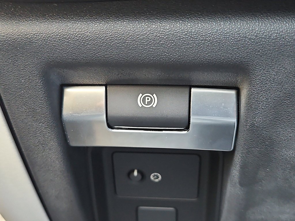 Used 2025  Land Rover 110 P300 S image 25