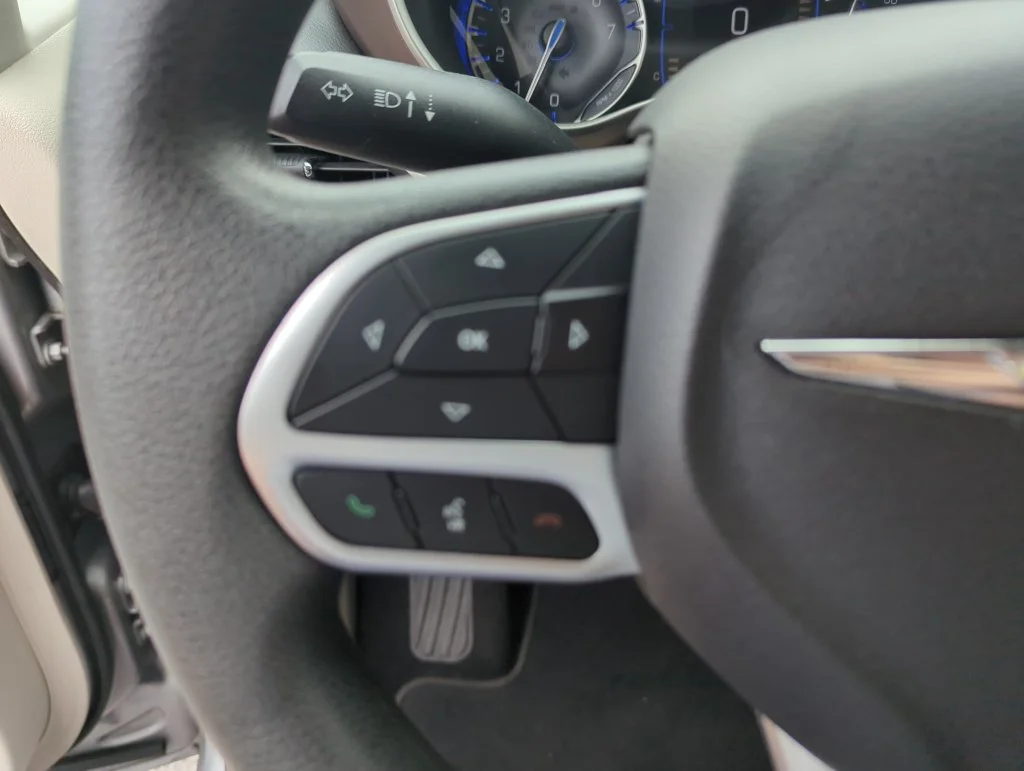 Used 2018 Silver Chrysler L image 21