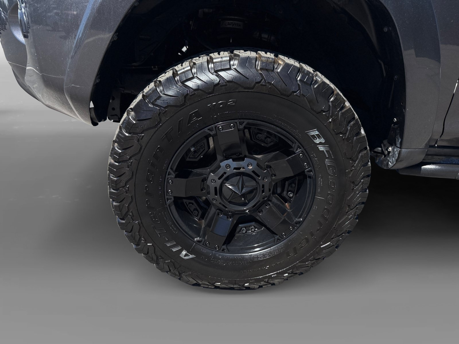 Used 2018 Magnetic Gray Metallic Toyota SR5 image 9