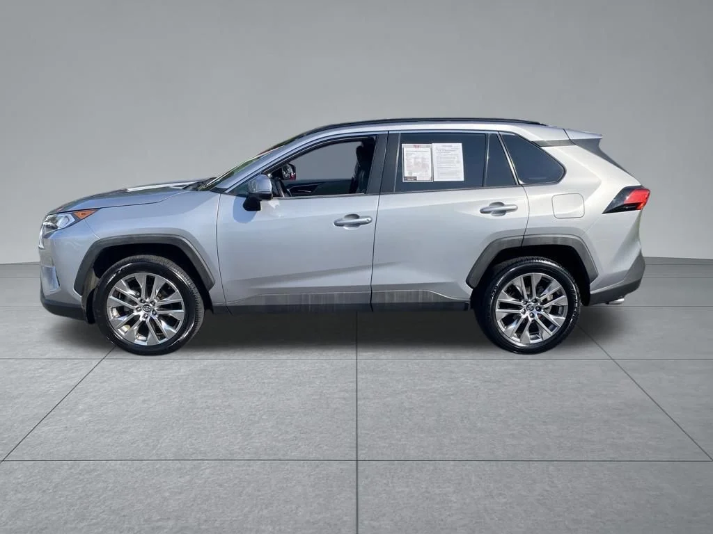 Used 2020 Silver Toyota XLE Premium image 4