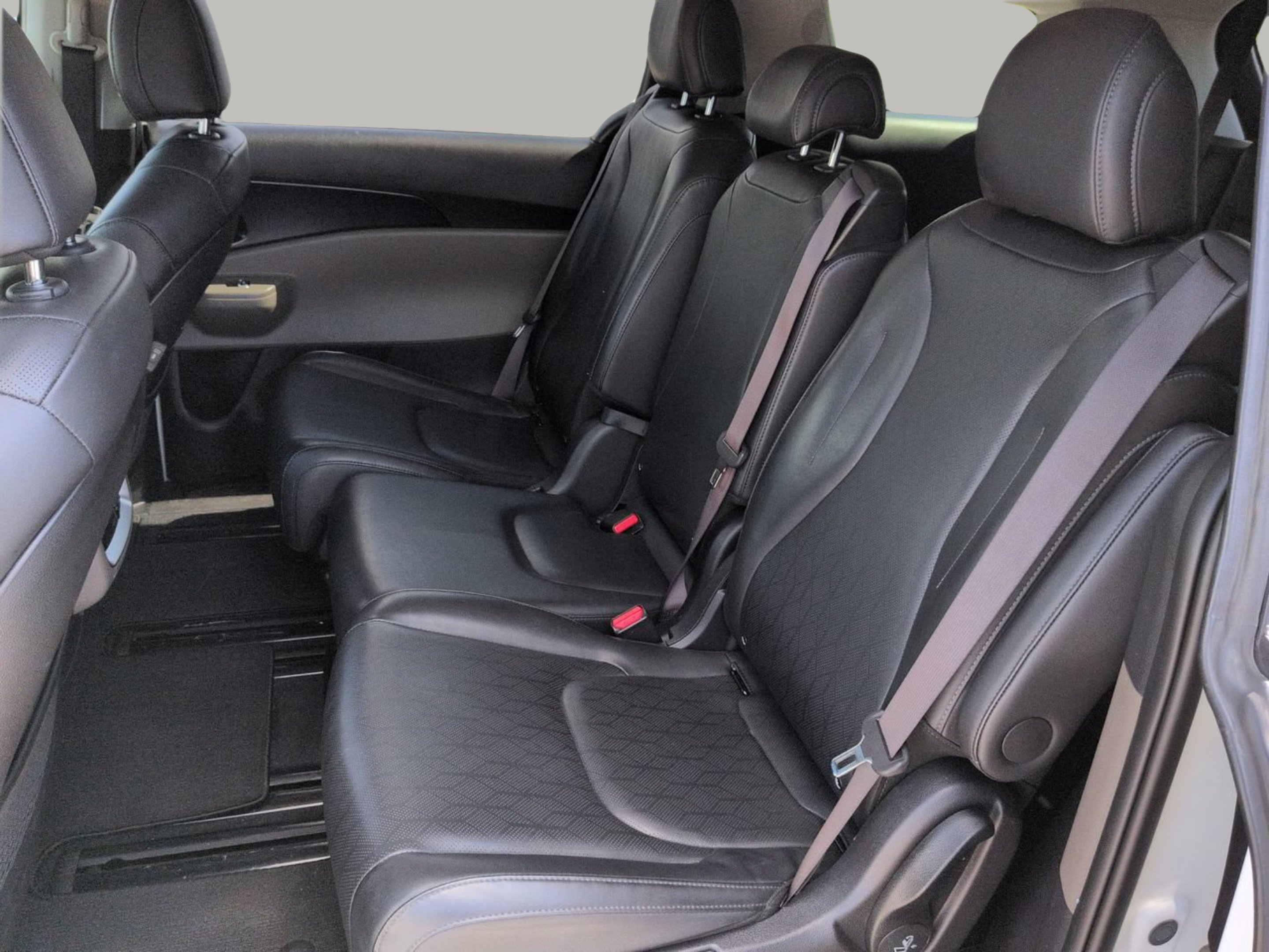 Certified Used 2025 Snow White Pearl Kia LXS image 12