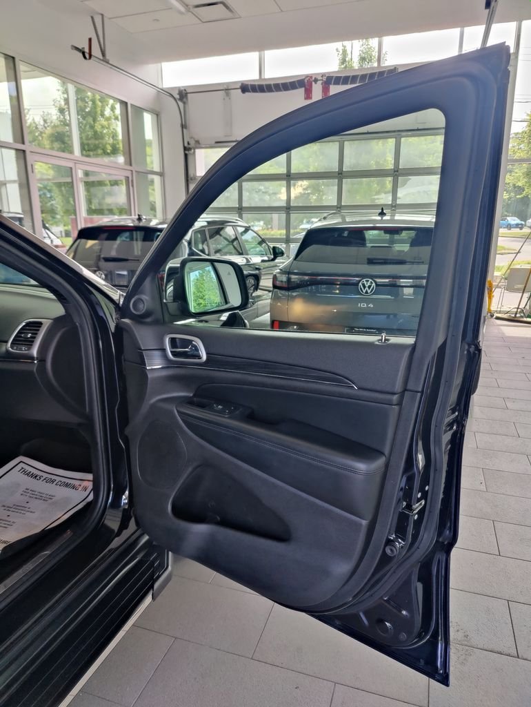Used 2019 Black Jeep Limited image 10