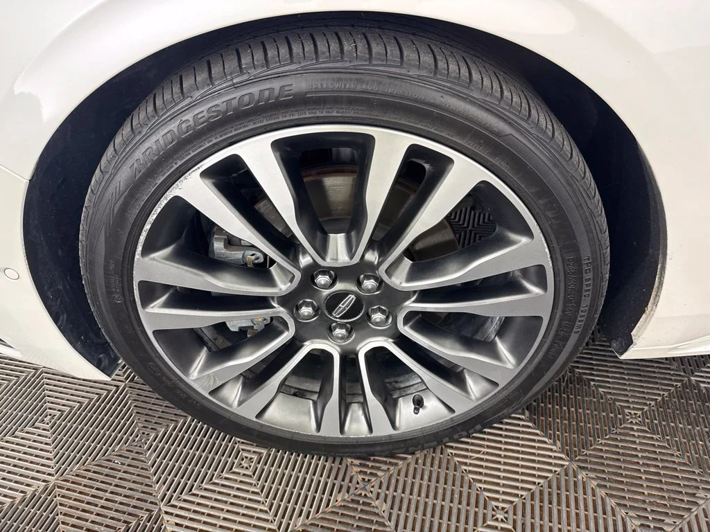 Used 2018 White Lincoln Select image 30