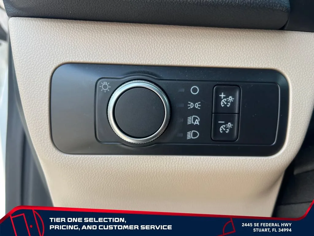 Used 2020 White Ford SE image 17