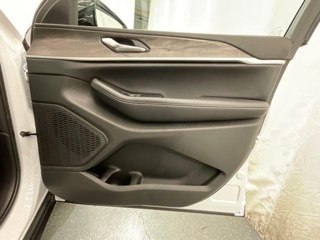 New 2026 Bright White Clear-Coat Exterior Paint Jeep Altitude image 22