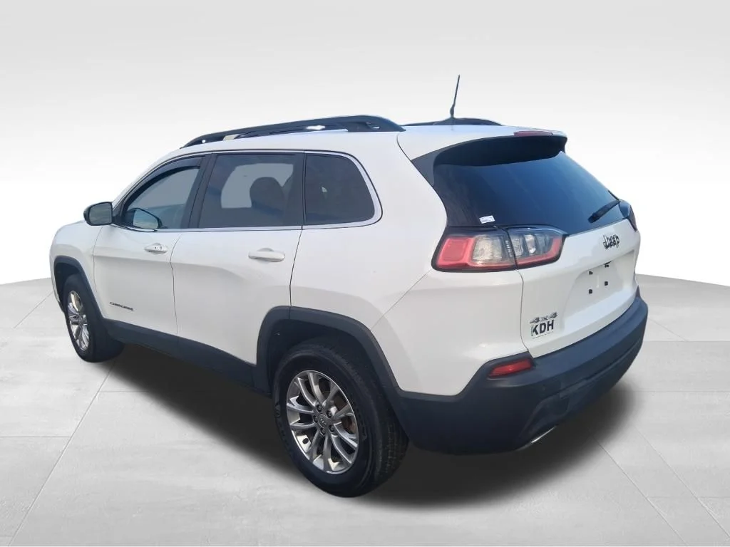 Used 2022 White Jeep Latitude Lux image 3