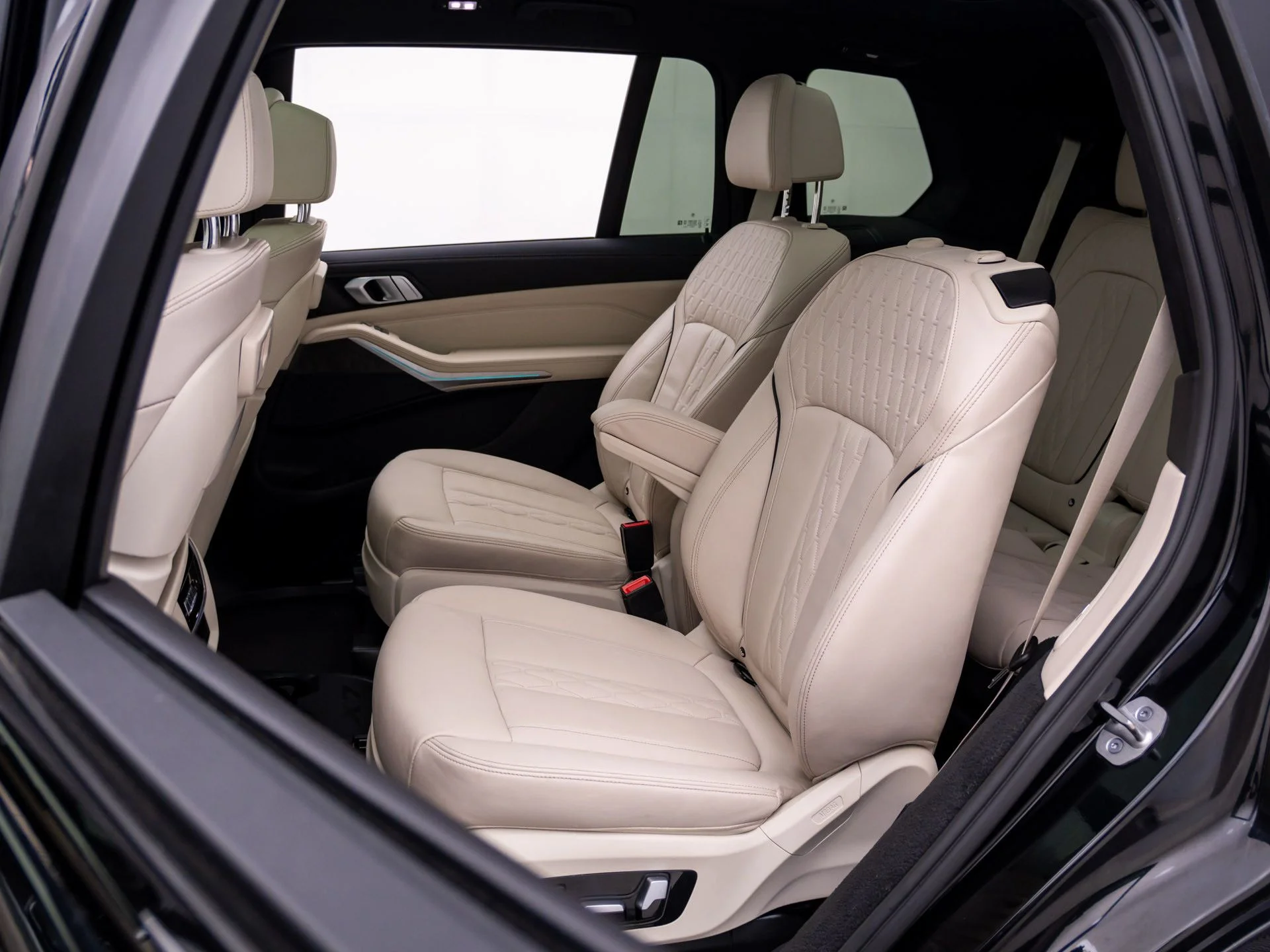 Used 2021 Black BMW xDrive40i image 17