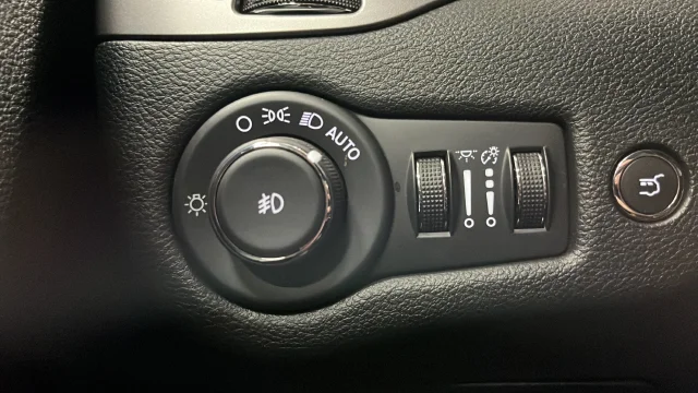 Used 2022 Crystal Metallic Jeep Limited image 32