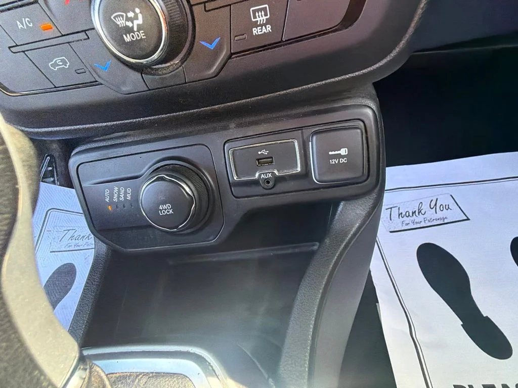 Used 2018 Silver Jeep Limited image 25
