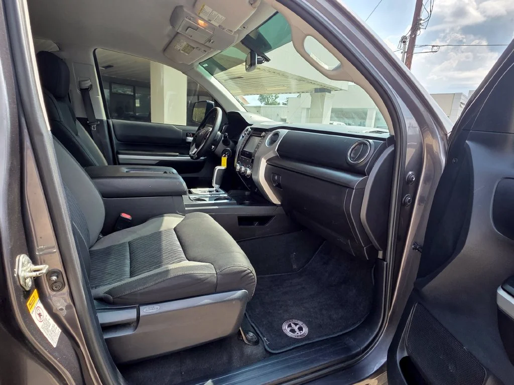 Used 2015 Gray Toyota SR5 image 14