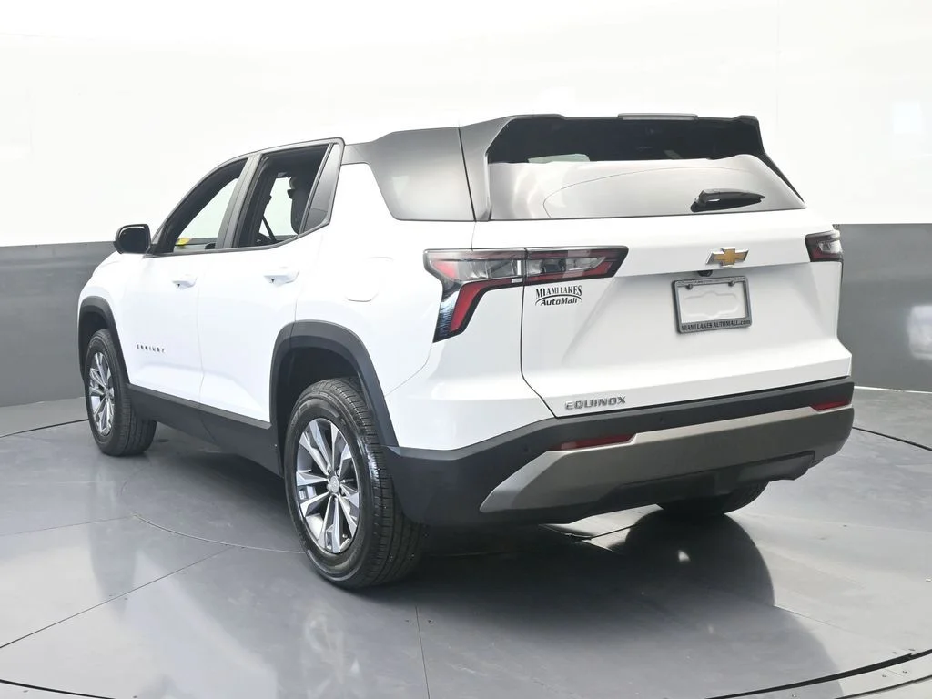 Used 2025 Summit White Chevrolet LT image 4