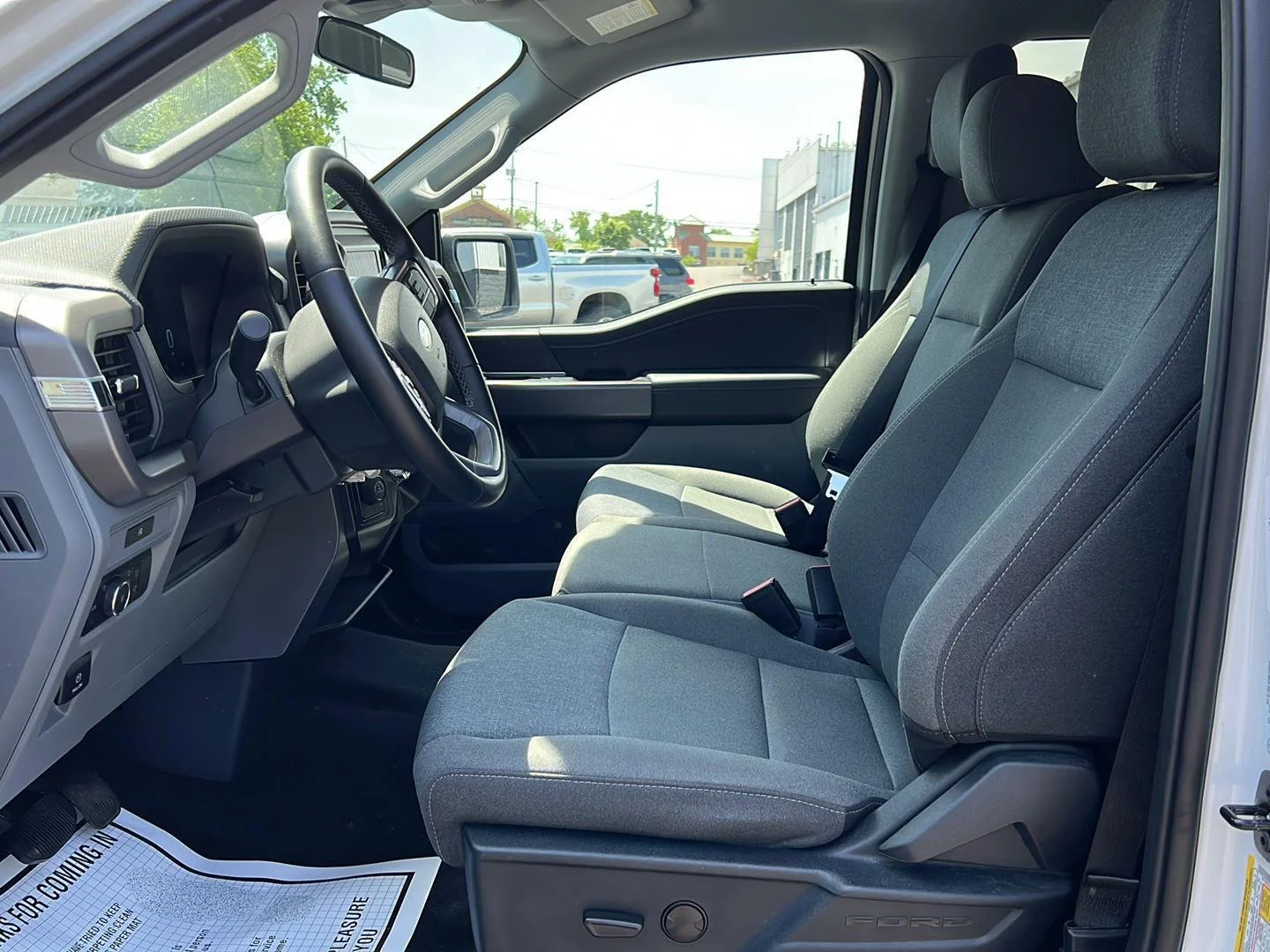 Used 2025 Oxford White Ford XLT image 2