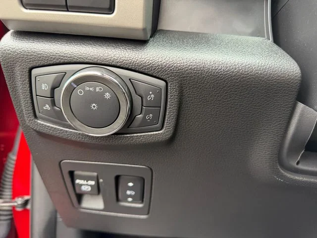 Used 2020  Ford Lariat image 22
