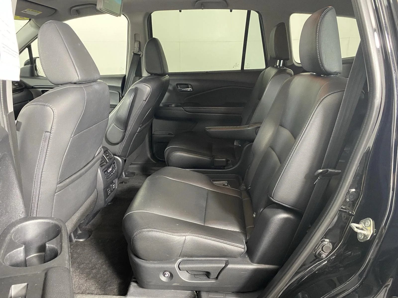 Used 2020 Crystal Black Pearl Honda Touring w/Rear Captain's Chairs image 26