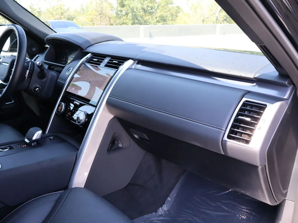 Used 2025 Santorini Black Metallic Land Rover Metropolitan Edition image 9