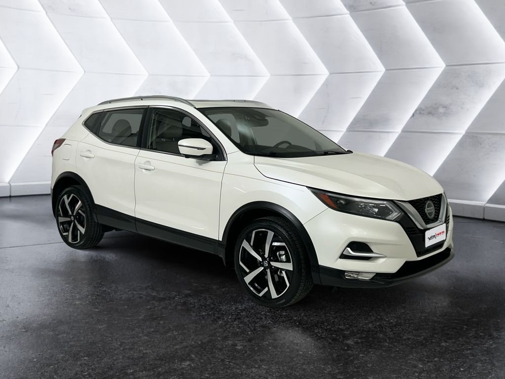 Used 2021 White Nissan SL image 1
