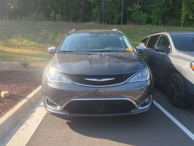 Used 2018 Gray Chrysler Limited image 4