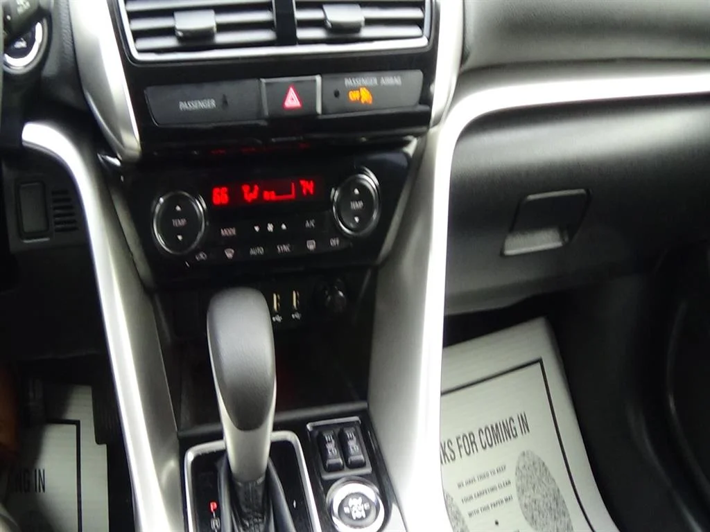 Certified Used 2024 Labrador Black Pearl (xl2) Mitsubishi SE image 23