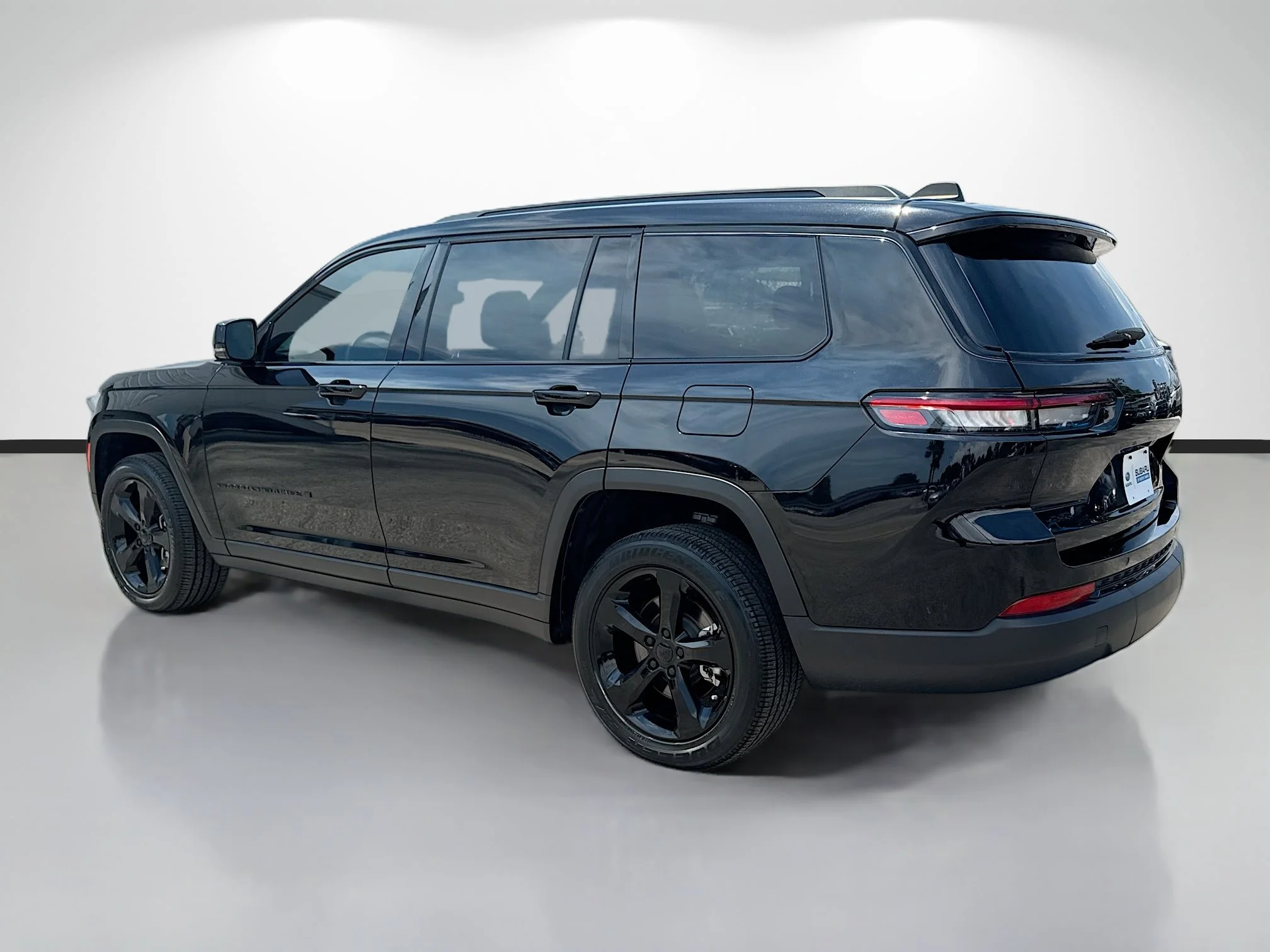 Used 2024 Diamond Black Crystal Pearlcoat Jeep Altitude X image 5