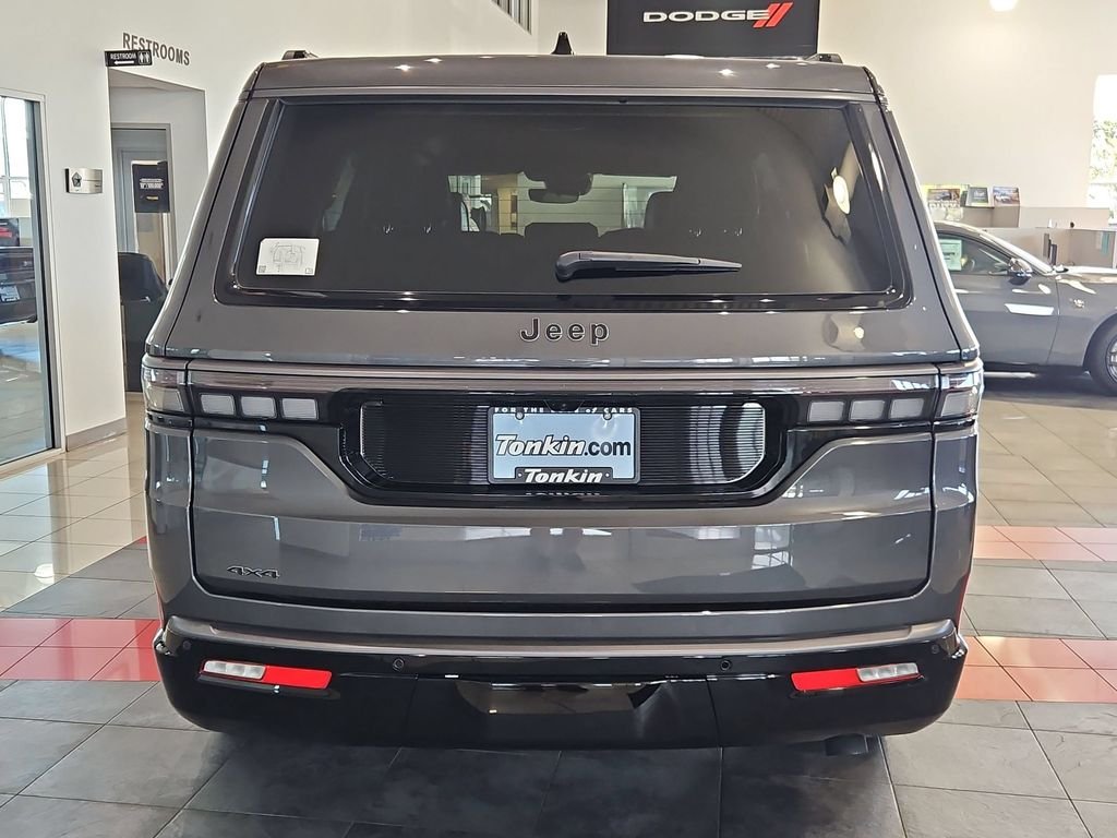 New 2026 Baltic-Gray Metallic Clear-Coat Exterior Paint Jeep Limited Reserve image 5