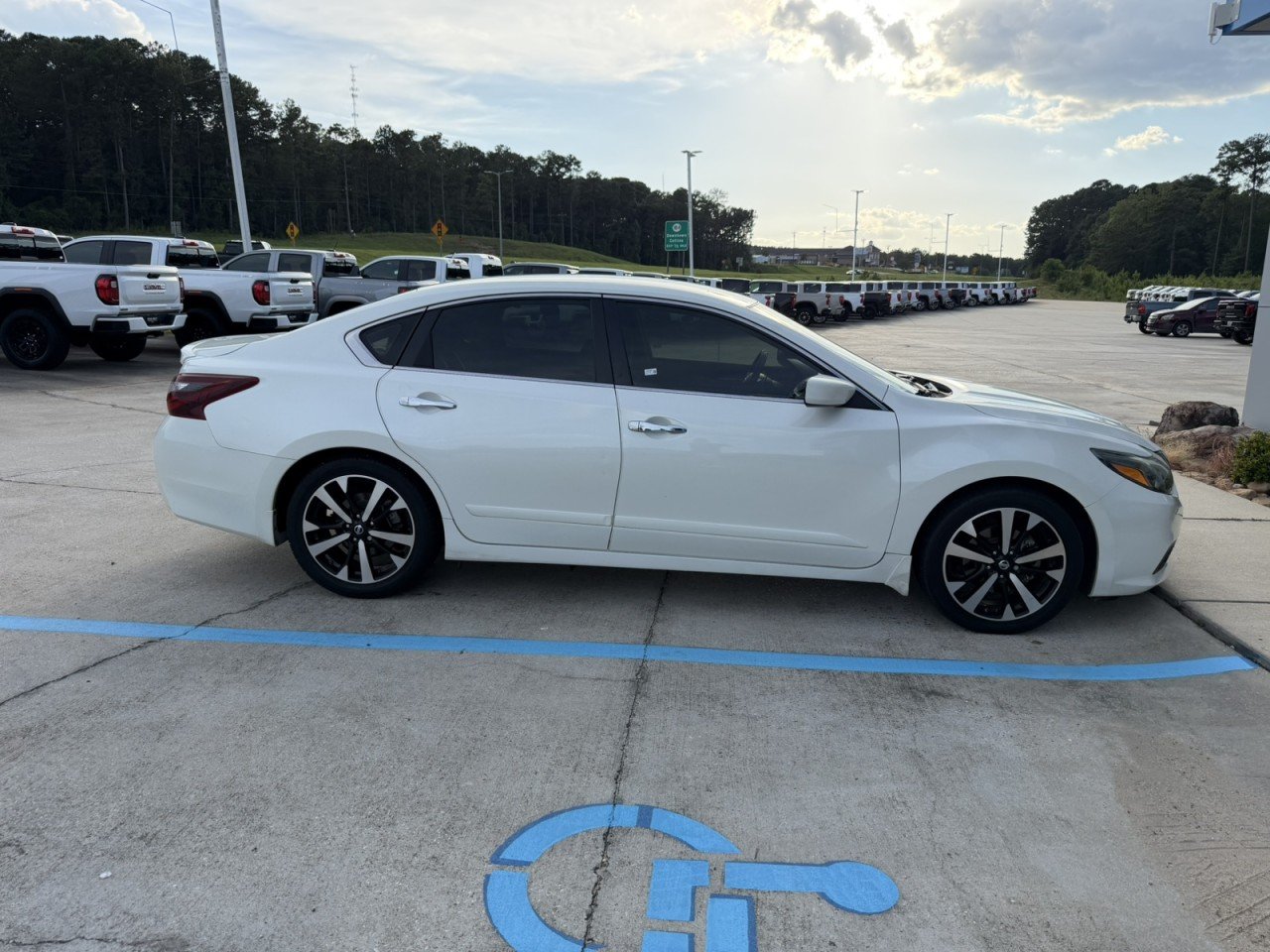 Used 2018 White Nissan 2.5 SR image 4