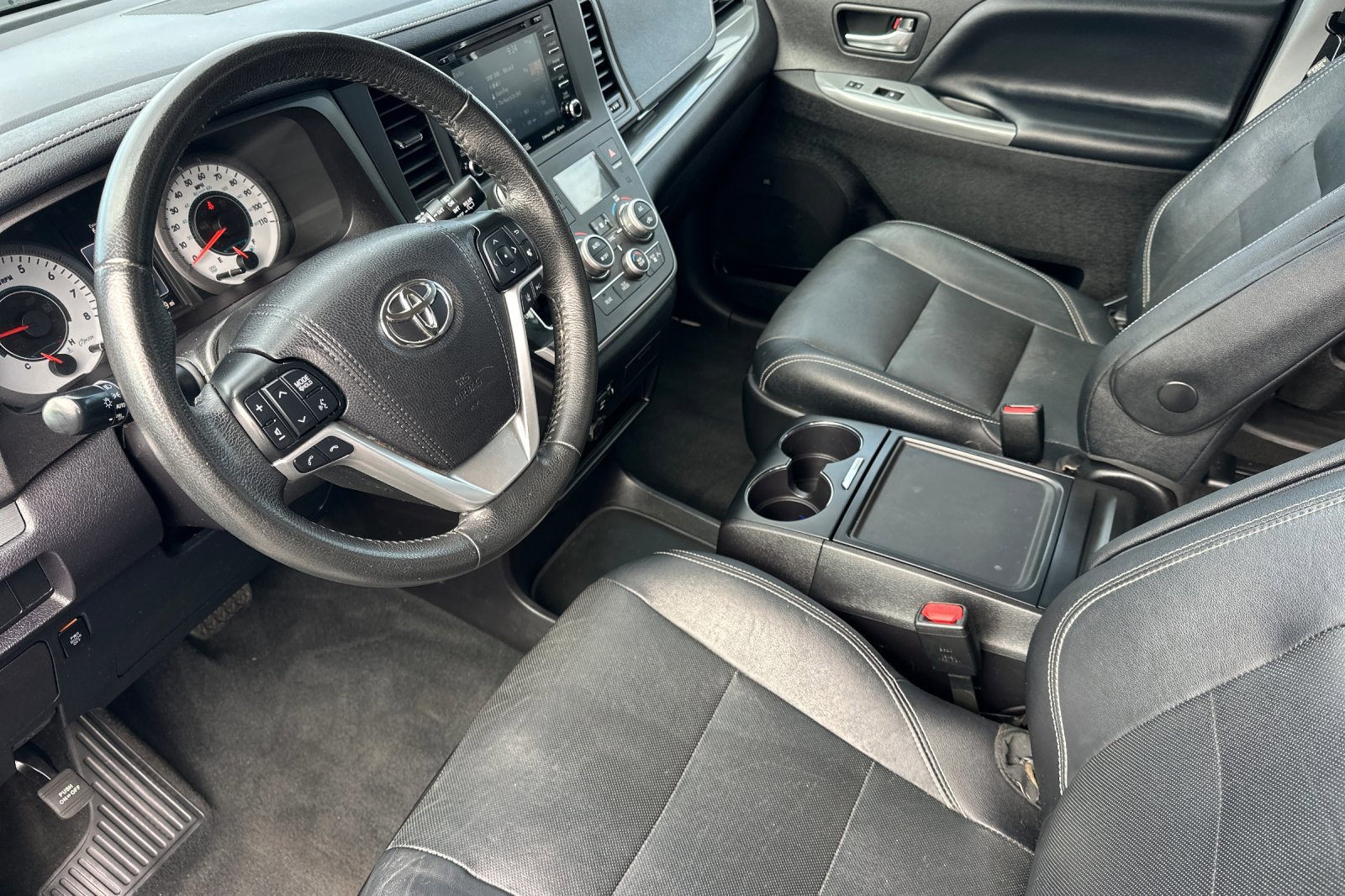 2020 Toyota Sienna SE - Photo 9