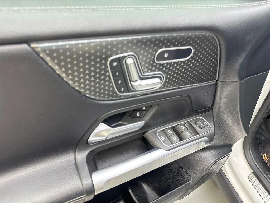Used 2025 White Mercedes-Benz GLB 250 image 30