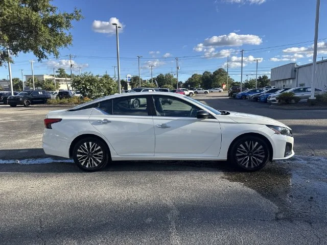Used 2025 White Nissan 2.5 SV image 4